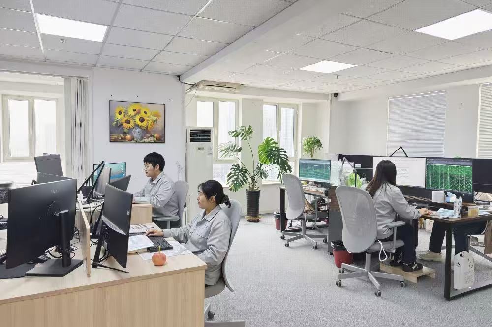 润泽盛办公区,工程师在多屏工作站上进行结构分析